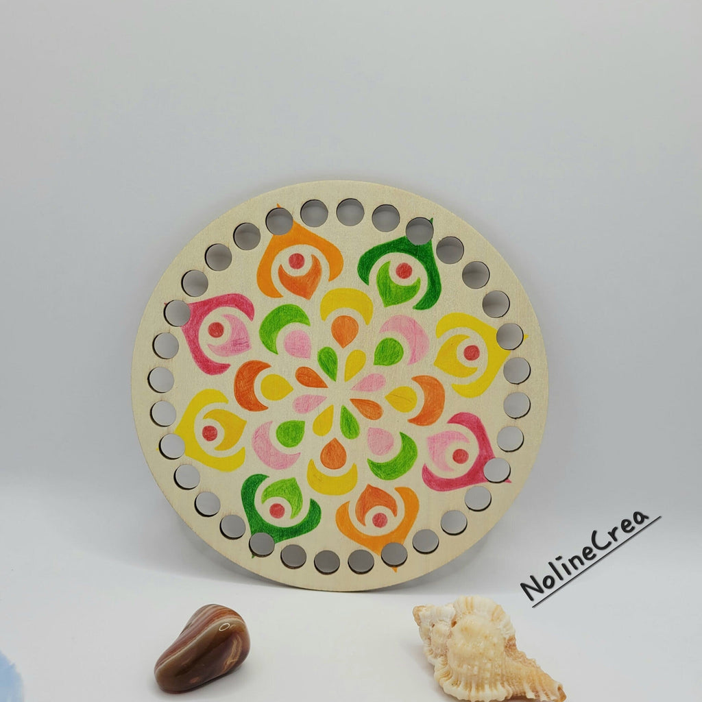 base en bois 15 cm avec dessin mandala fait au crayon