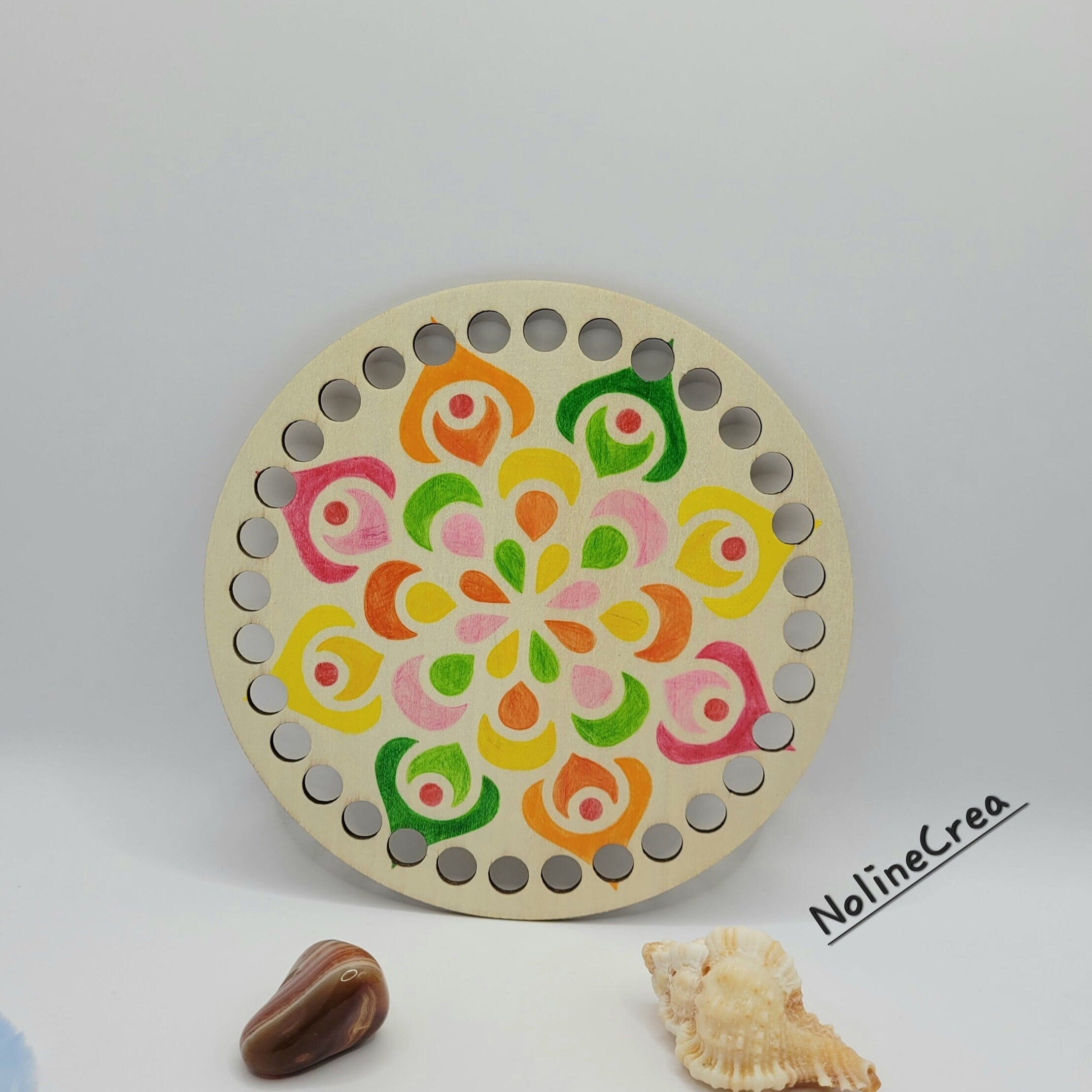 base en bois 15 cm avec dessin mandala fait au crayon