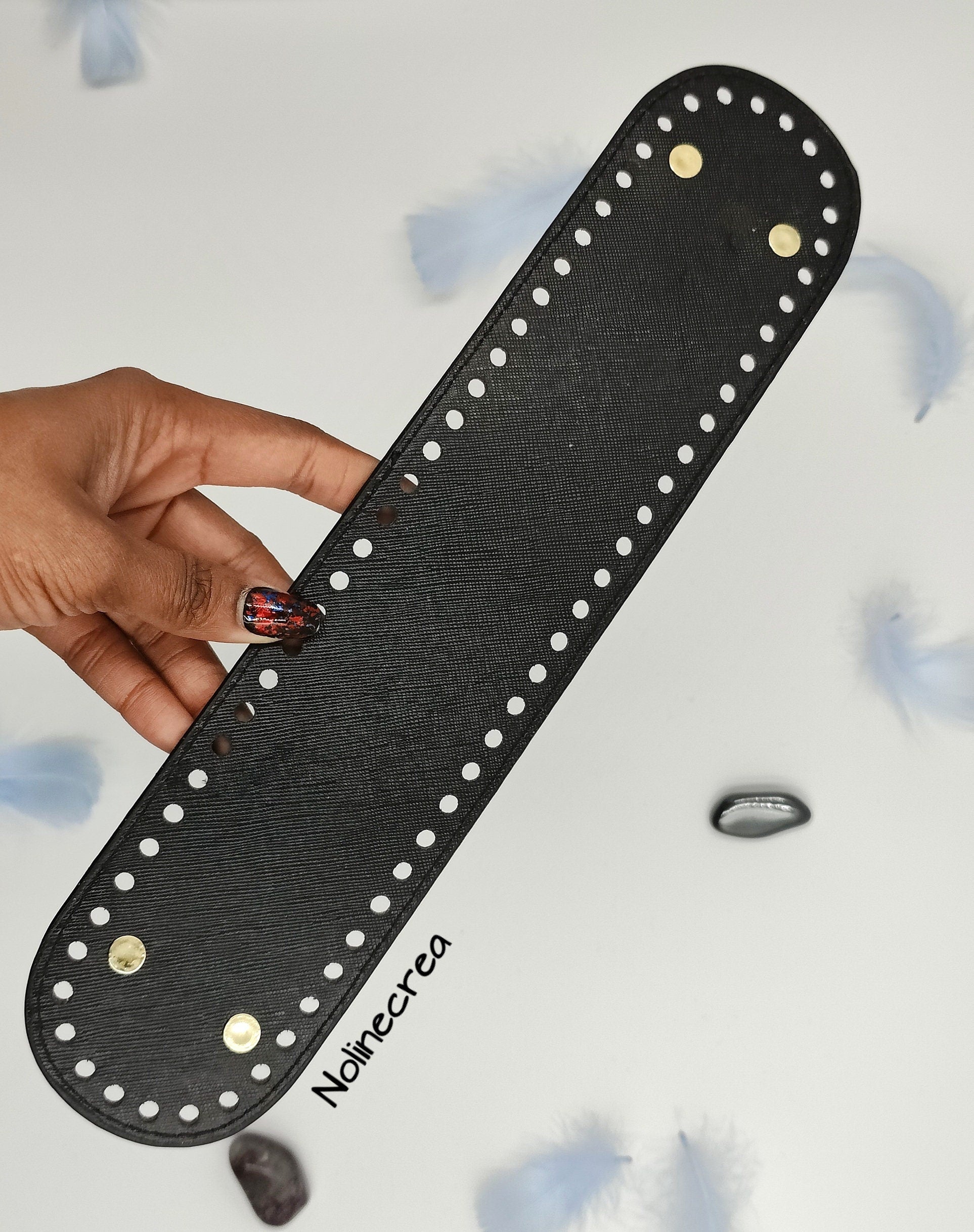 base en simili cuir de forme ovale noir, prépercer pour création crochet