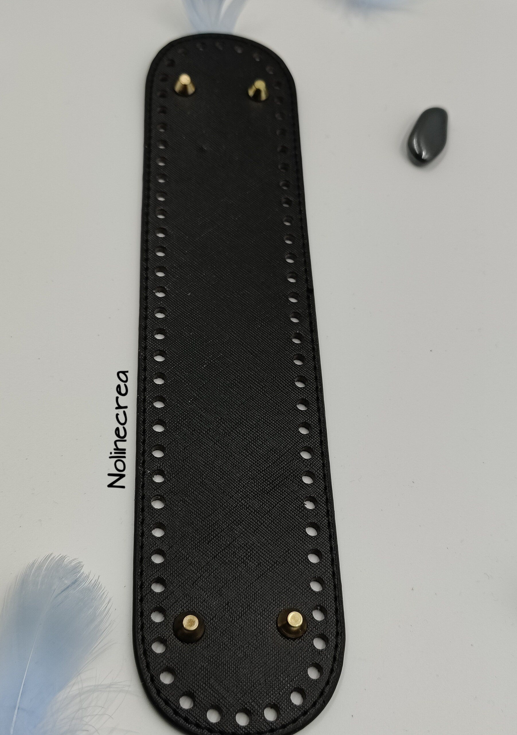 base en simili cuir de forme ovale noir, prépercer pour création crochet