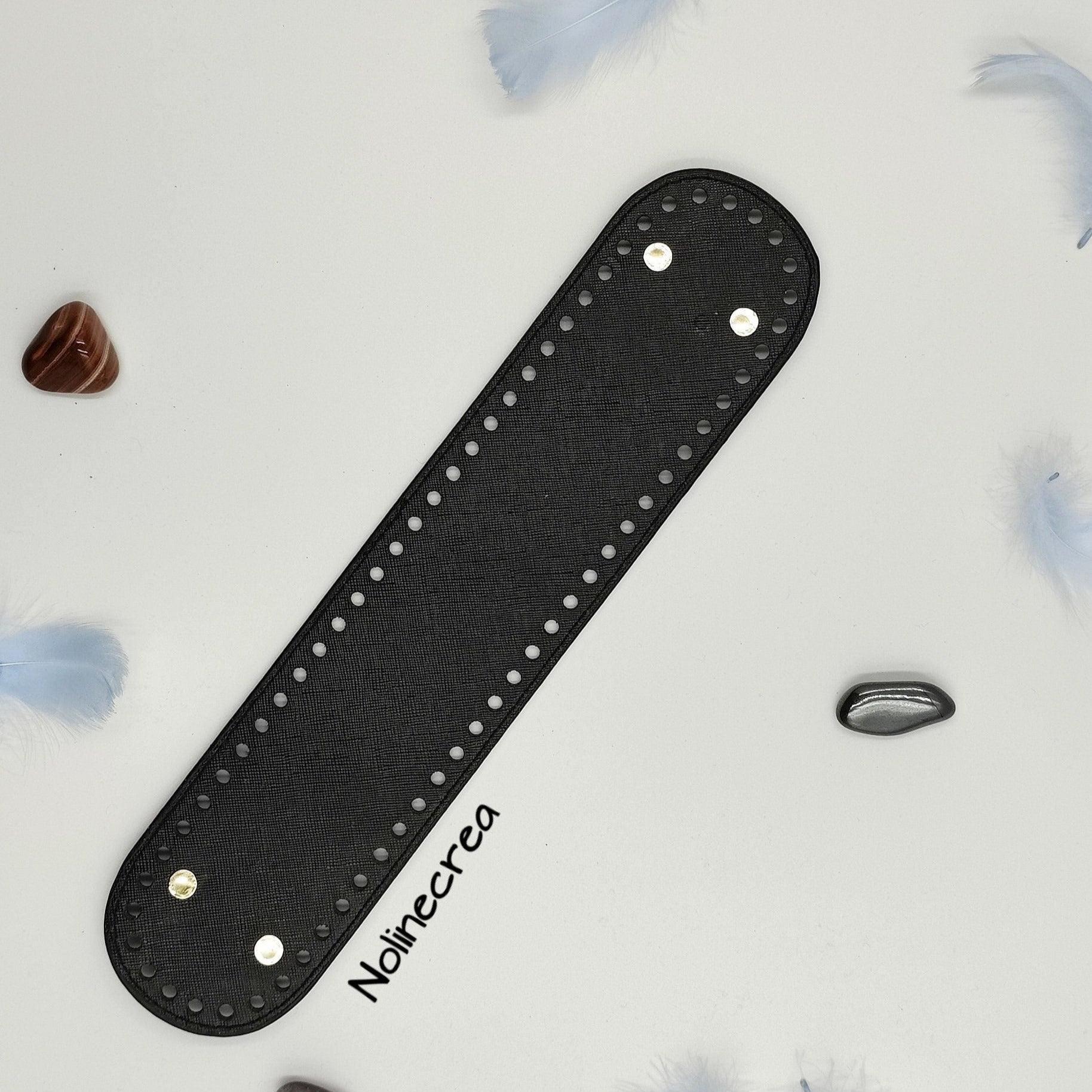 base en simili cuir de forme ovale noir, prépercer pour création crochet