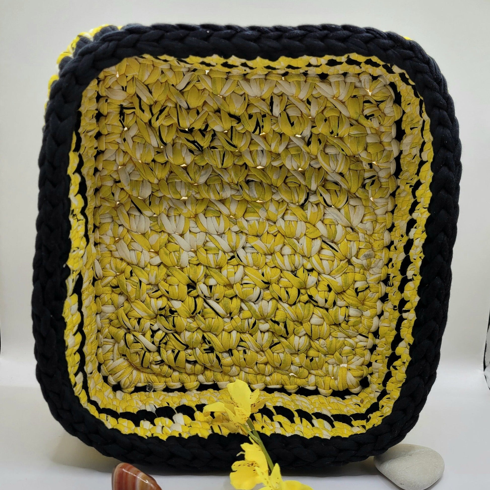Panier de rangement au crochet jaune et noir