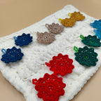 boucles d'oreilles fait main au crochet, bleu, bleu clair, beige, jaune moutarde, rouge et vert, avec perles 