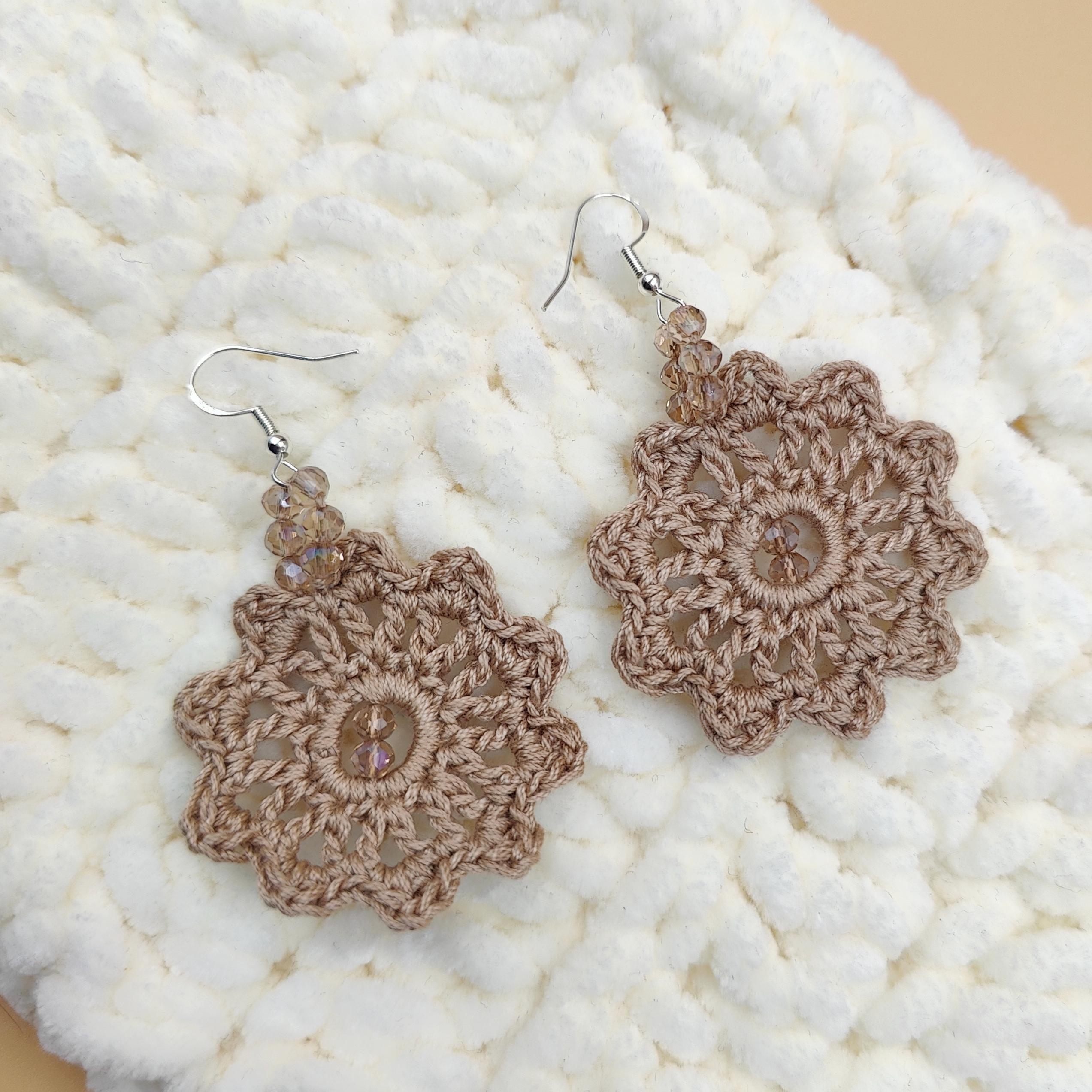 boucles d'oreilles fait main au crochet,  beige avec perles 