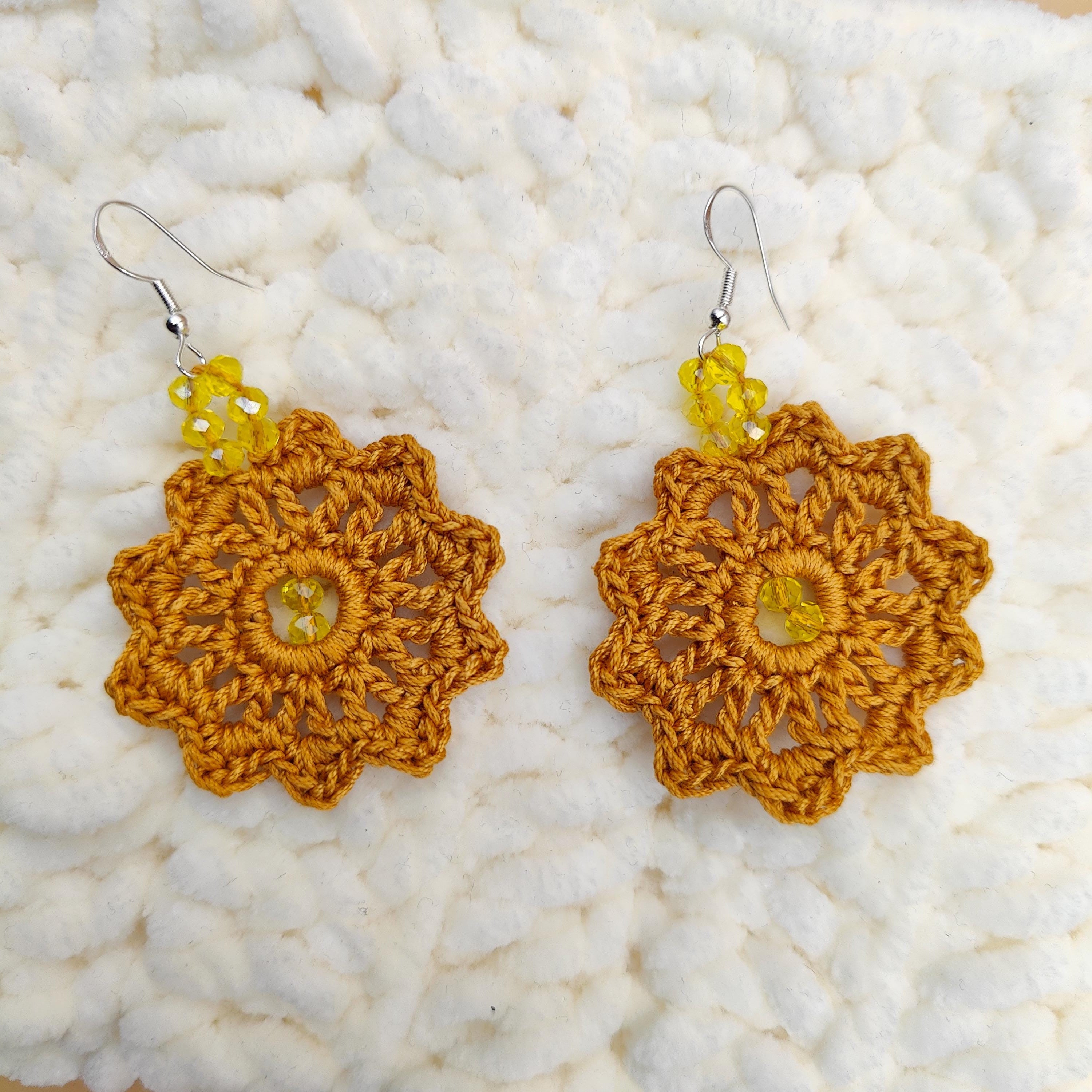 boucles d'oreilles fait main au crochet, jaune moutarde avec perles 