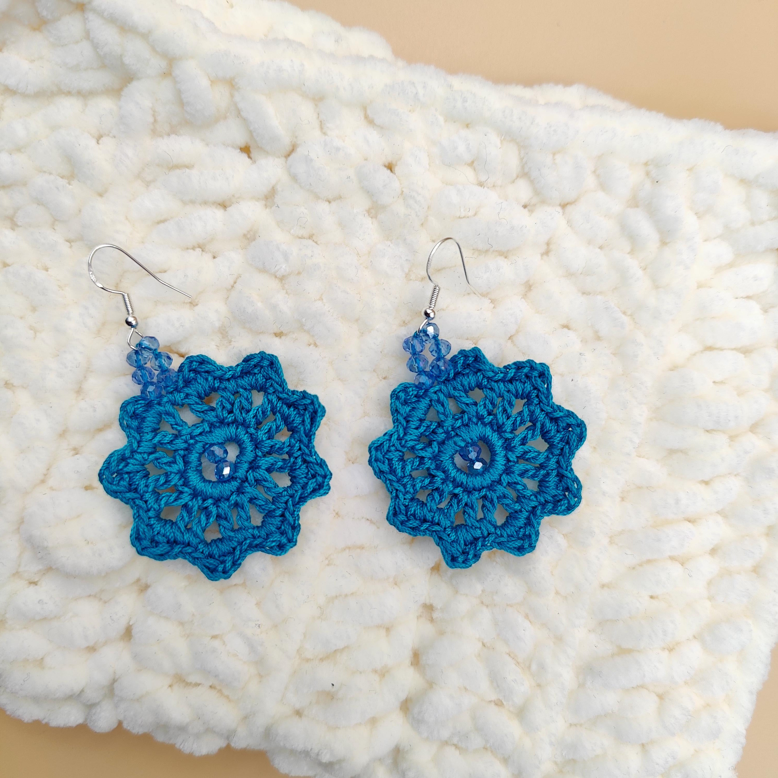 boucles d'oreilles fait main au crochet,  bleu clair avec perles 