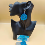 boucles d'oreilles fait main au crochet, bleu, bleu clair, beige, jaune moutarde, rouge et vert, avec perles 