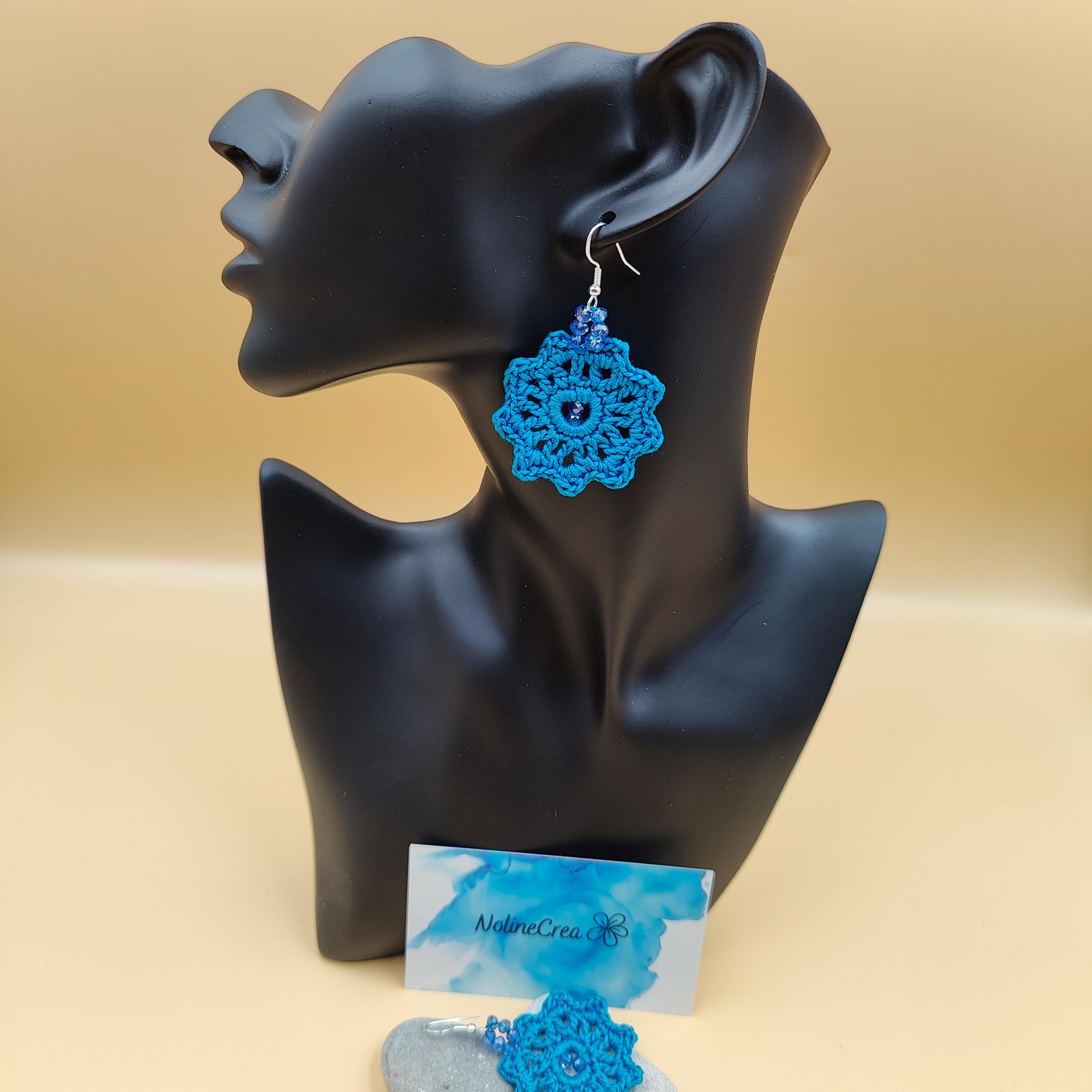 boucles d'oreilles fait main au crochet, bleu, bleu clair, beige, jaune moutarde, rouge et vert, avec perles 
