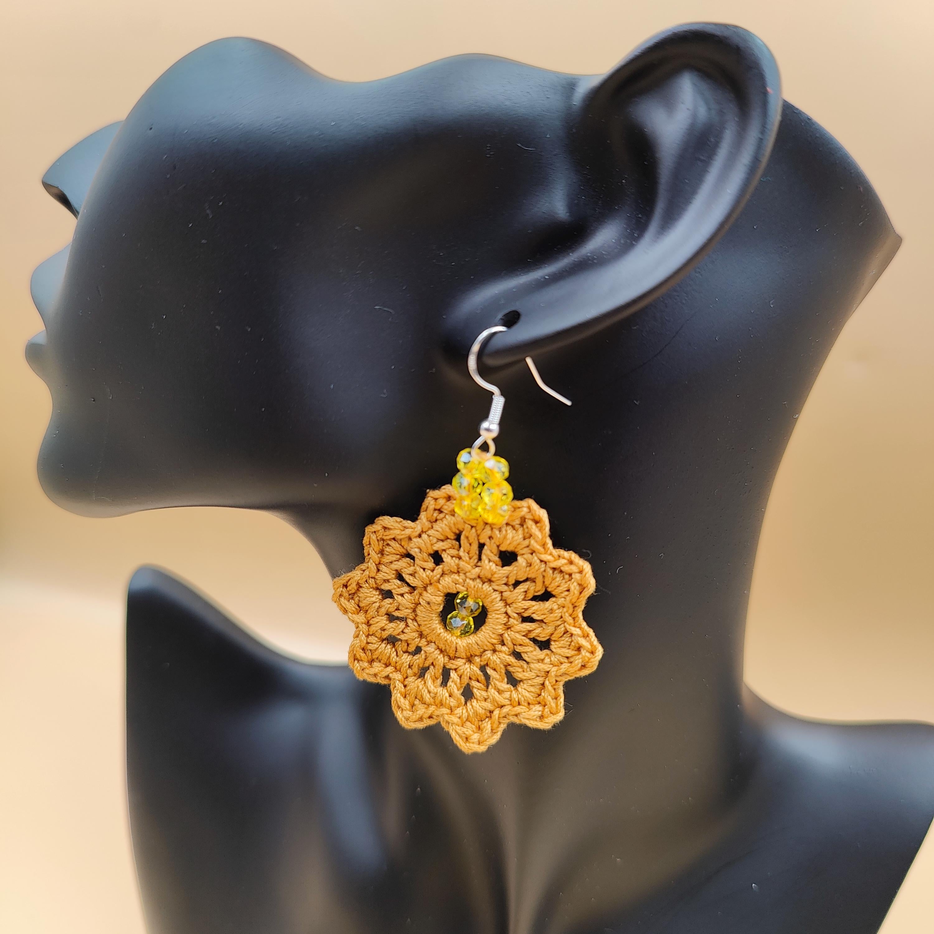boucles d'oreilles fait main au crochet, bleu, bleu clair, beige, jaune moutarde, rouge et vert, avec perles 