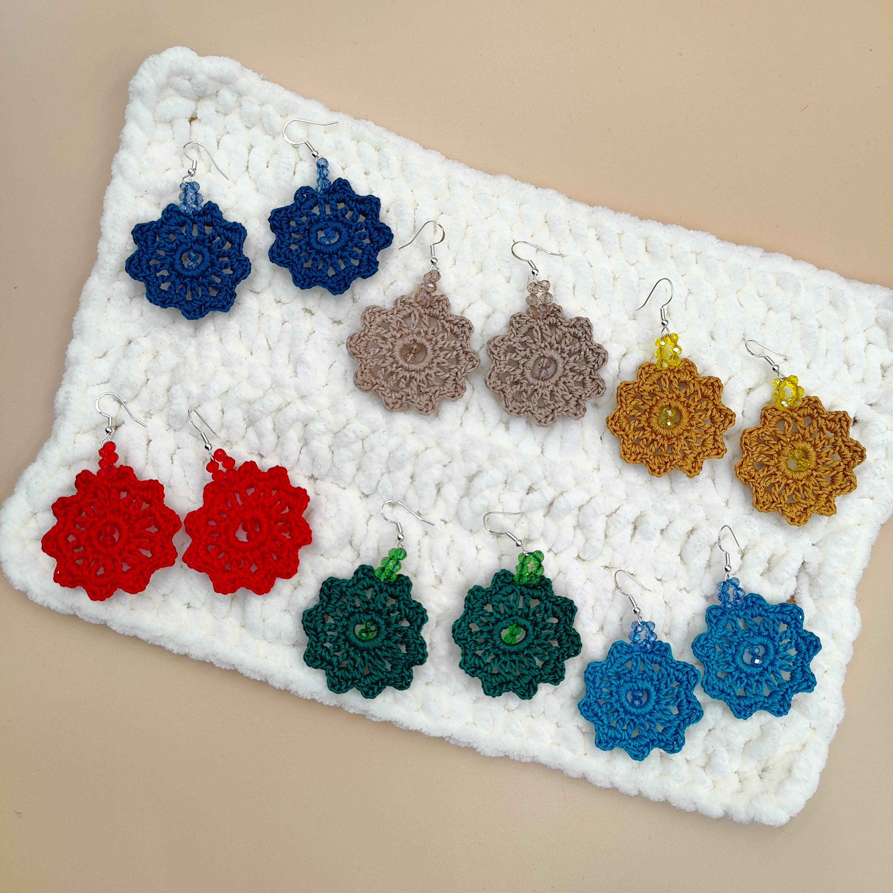 boucles d'oreilles fait main au crochet, bleu, bleu clair, beige, jaune moutarde, rouge et vert, avec perles 