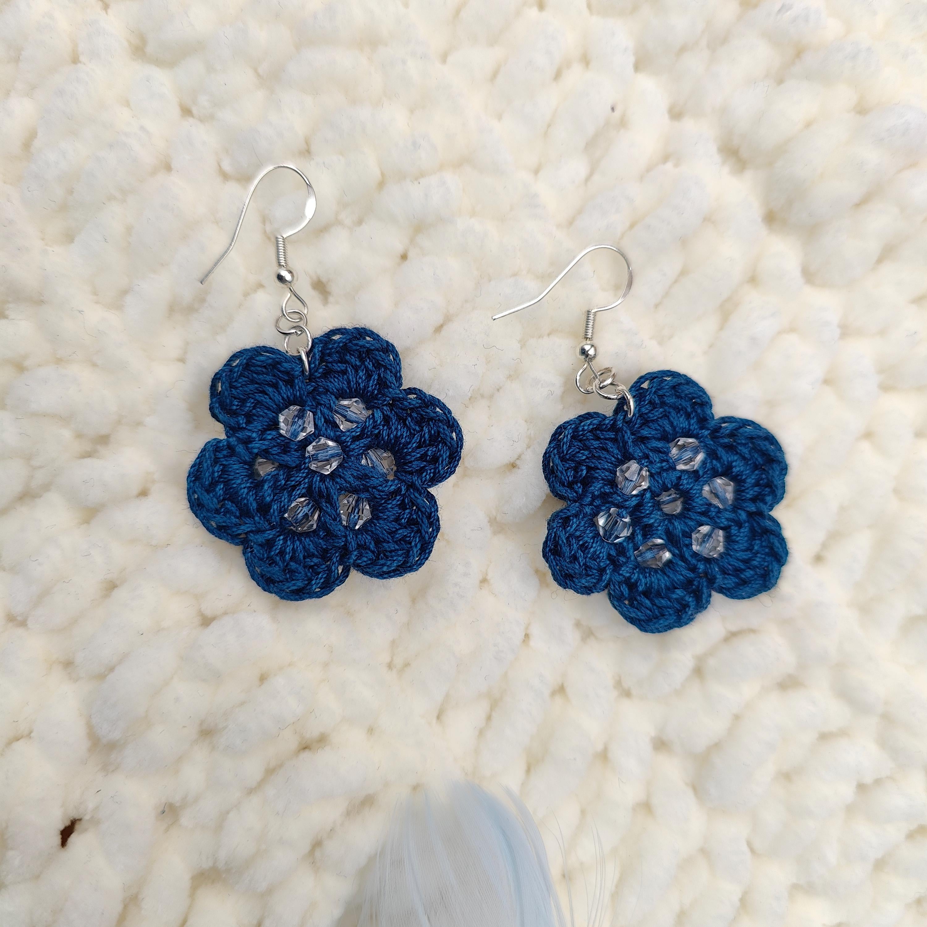 boucles d'oreilles forme fleur fait main au crochet, bleu, jaune moutarde, rouge et vert, marron, noir, beige avec perles 