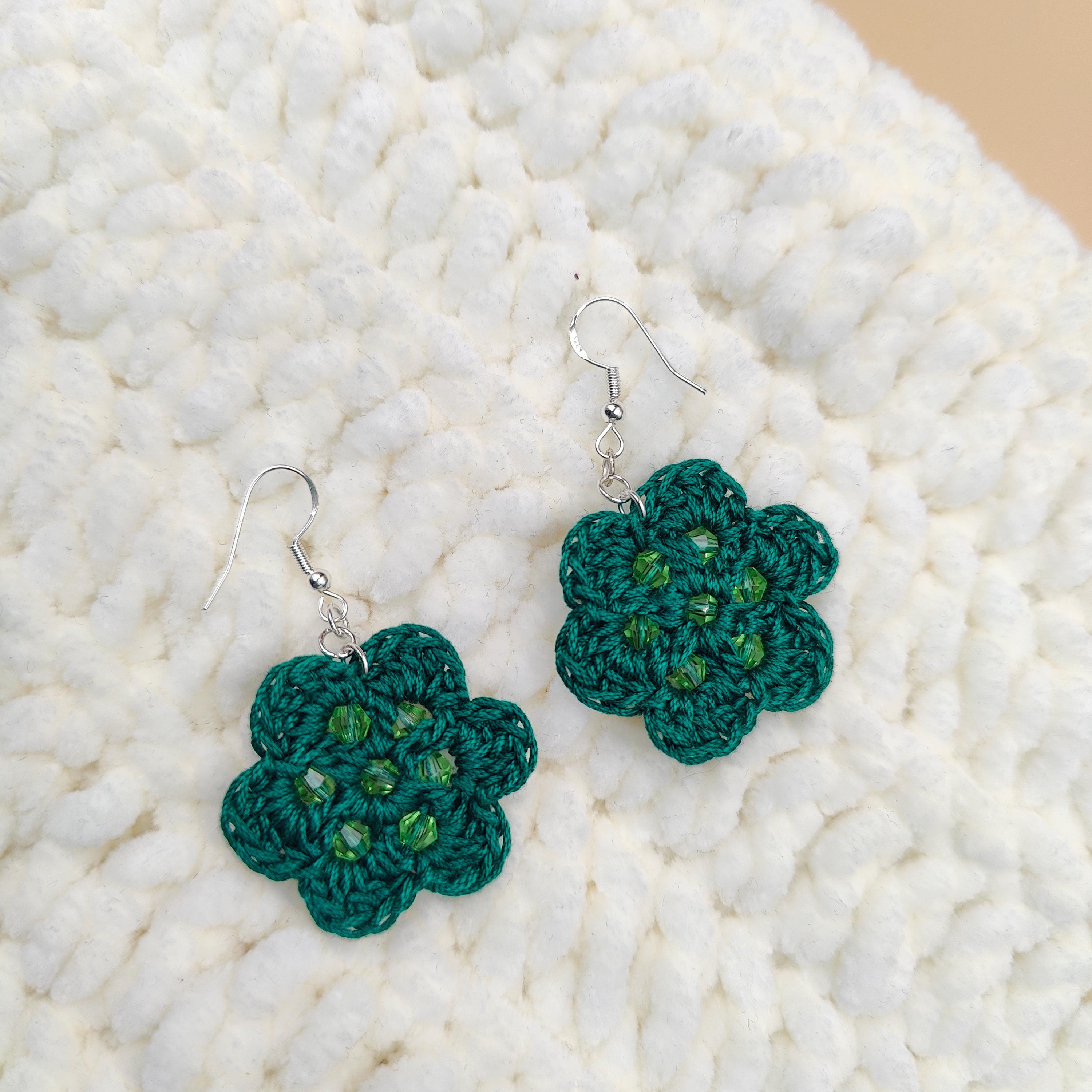 boucles d'oreilles forme fleur fait main au crochet, bleu, jaune moutarde, rouge et vert, marron, noir, beige avec perles 