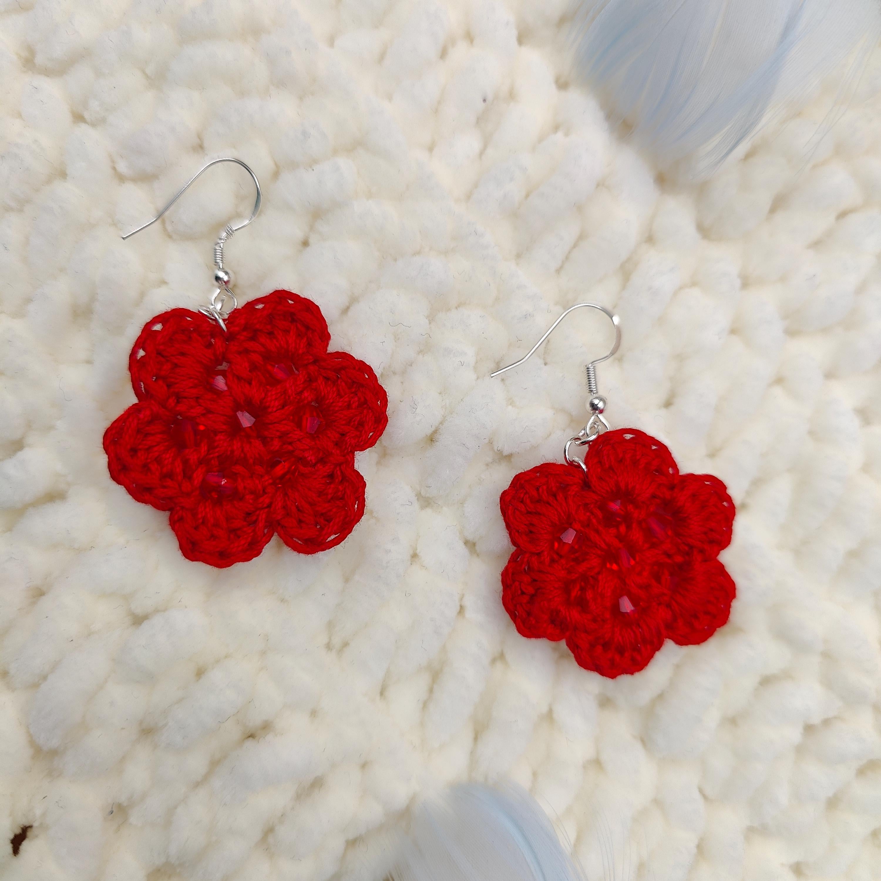 boucles d'oreilles forme fleur fait main au crochet, bleu, jaune moutarde, rouge et vert, marron, noir, beige avec perles 