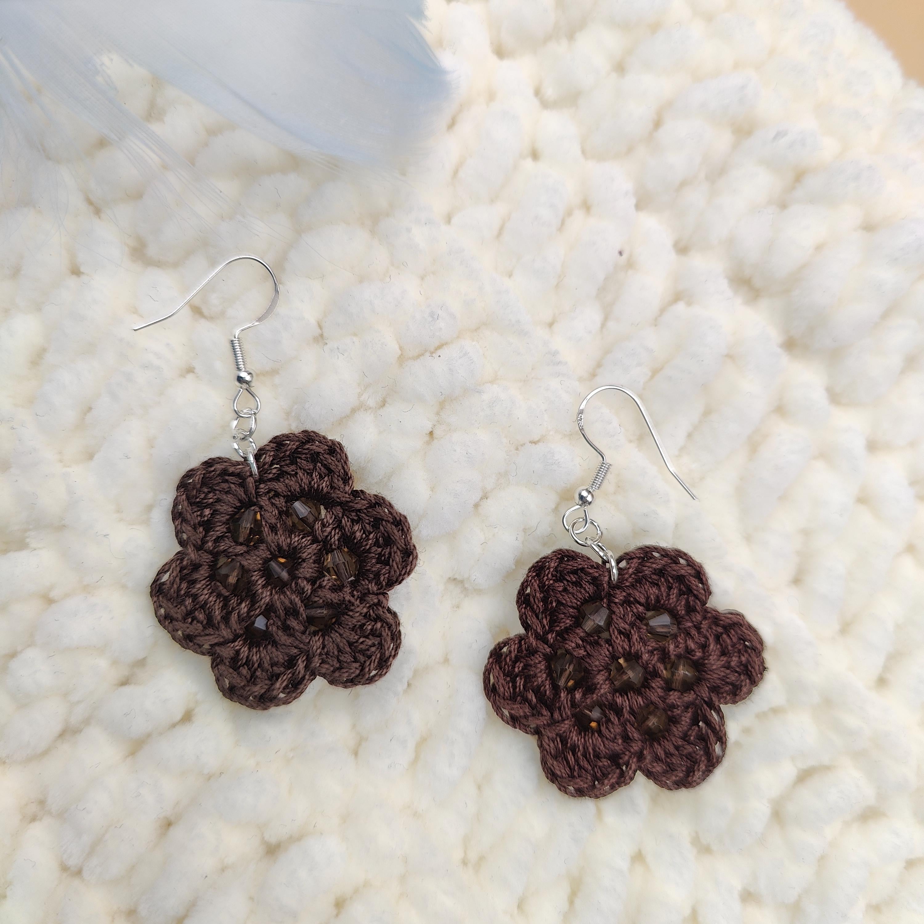 boucles d'oreilles forme fleur fait main au crochet, bleu, jaune moutarde, rouge et vert, marron, noir, beige avec perles 