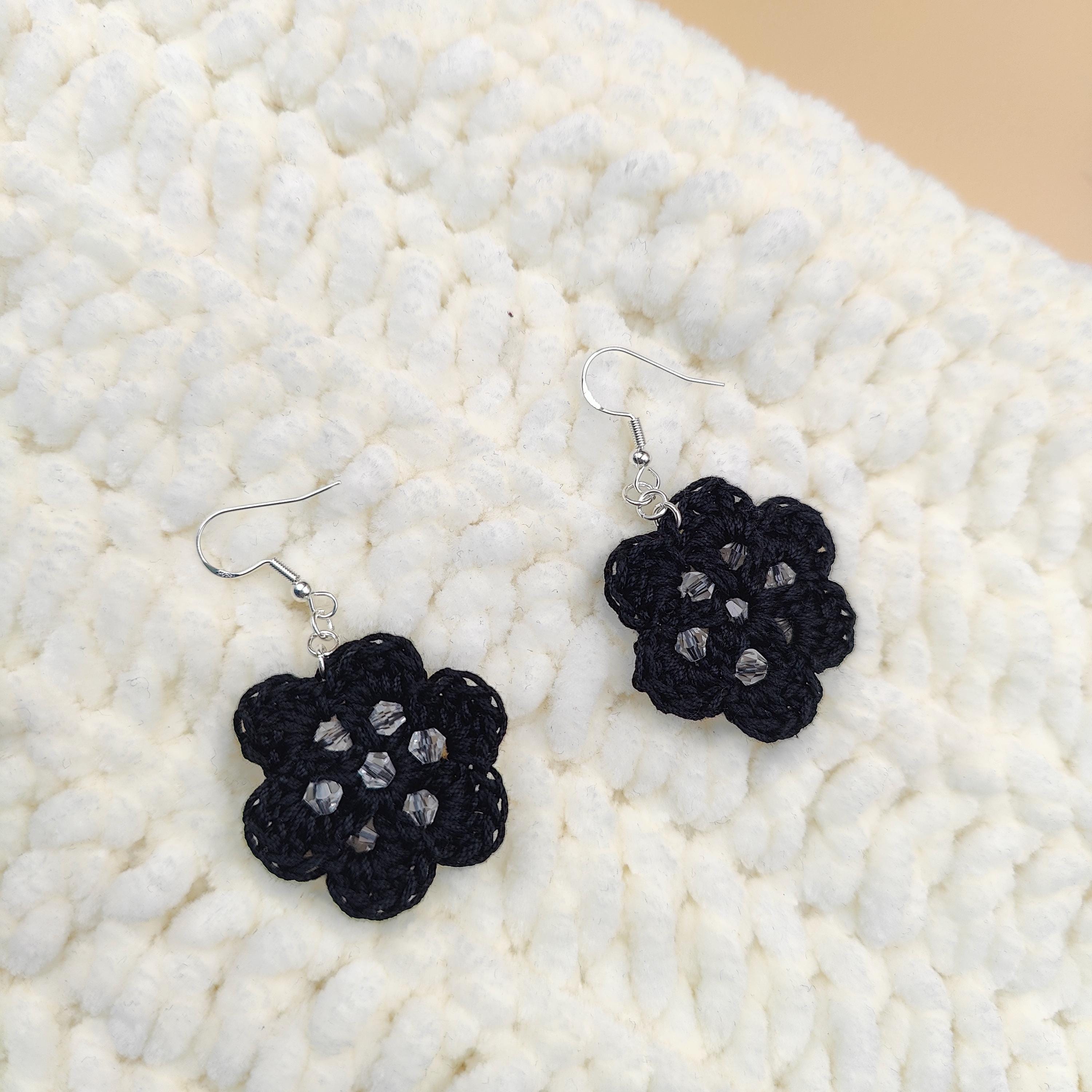 boucles d'oreilles forme fleur fait main au crochet, bleu, jaune moutarde, rouge et vert, marron, noir, beige avec perles 