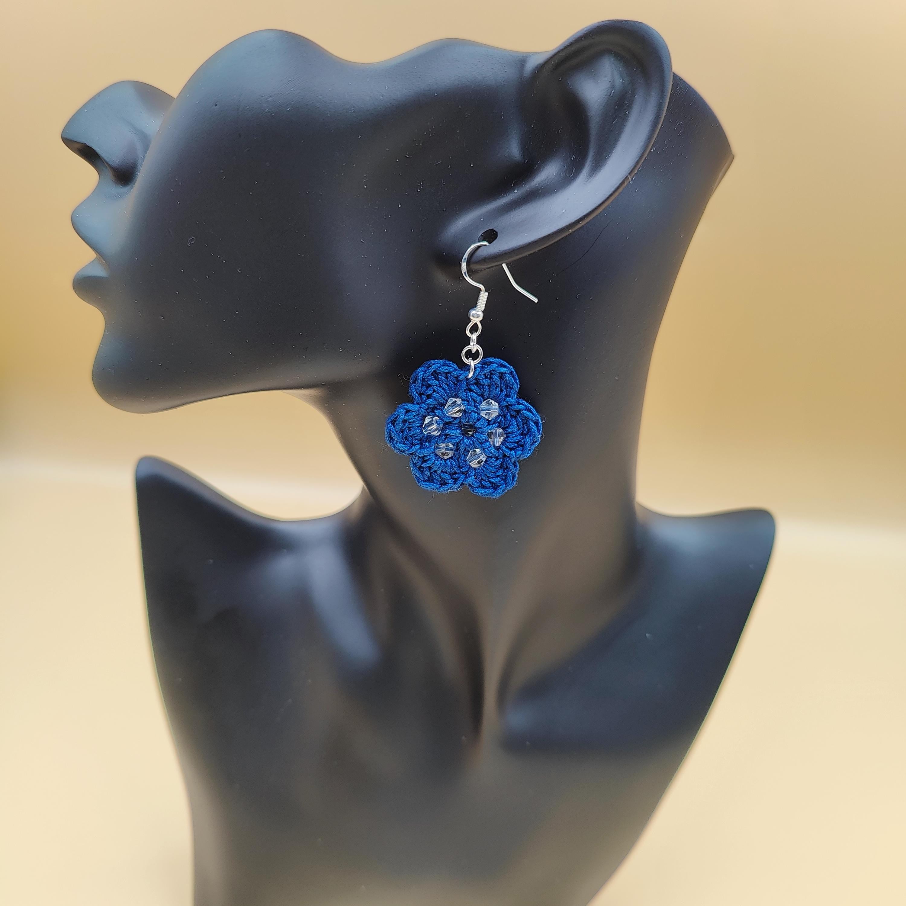 boucles d'oreilles forme fleur fait main au crochet, bleu, jaune moutarde, rouge et vert, marron, noir, beige avec perles 
