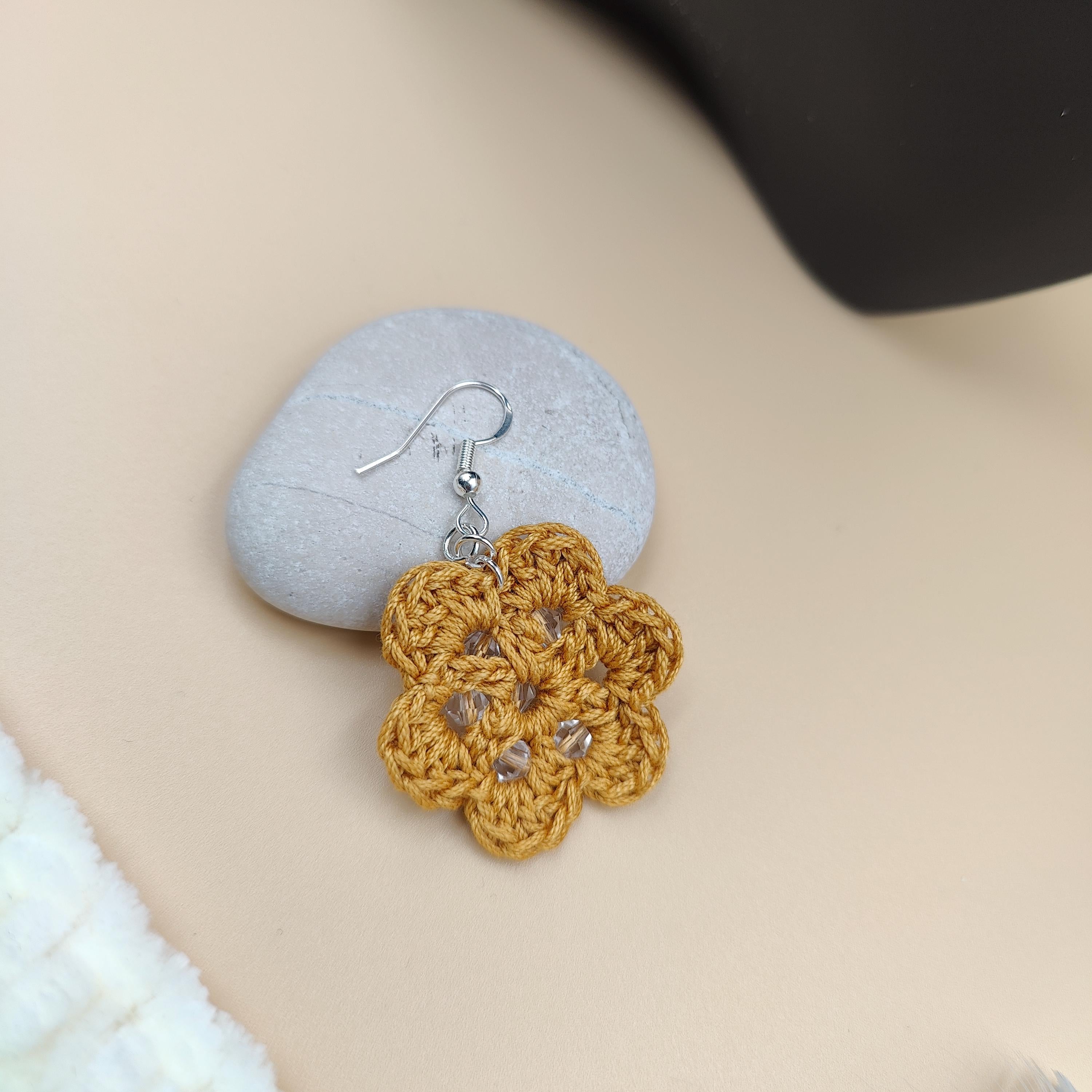boucles d'oreilles forme fleur fait main au crochet, bleu, jaune moutarde, rouge et vert, marron, noir, beige avec perles 