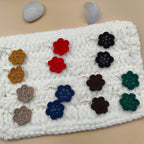 boucles d'oreilles forme fleur fait main au crochet, bleu, jaune moutarde, rouge et vert, avec perles 