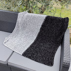Couverture bicolore noir et gris au crochet pour bébé