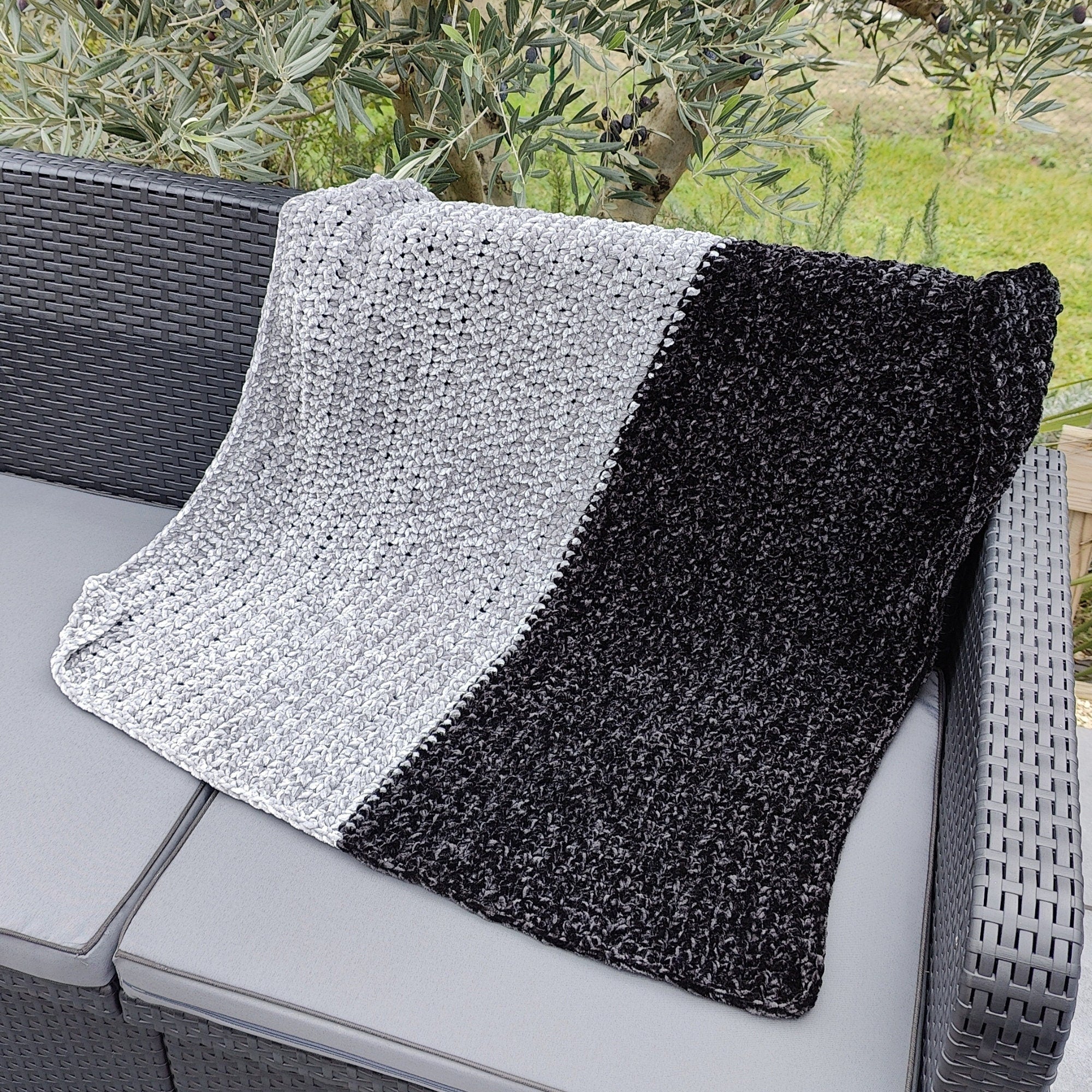 Couverture bicolore noir et gris au crochet pour bébé