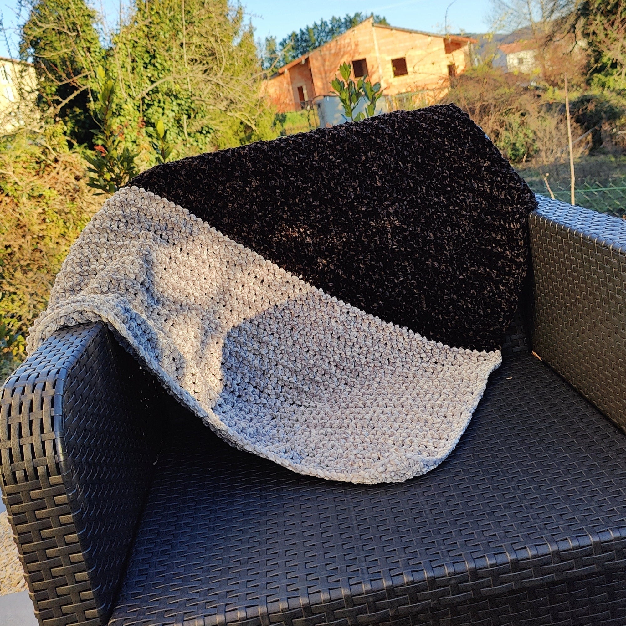 Couverture bicolore noir et gris au crochet pour bébé