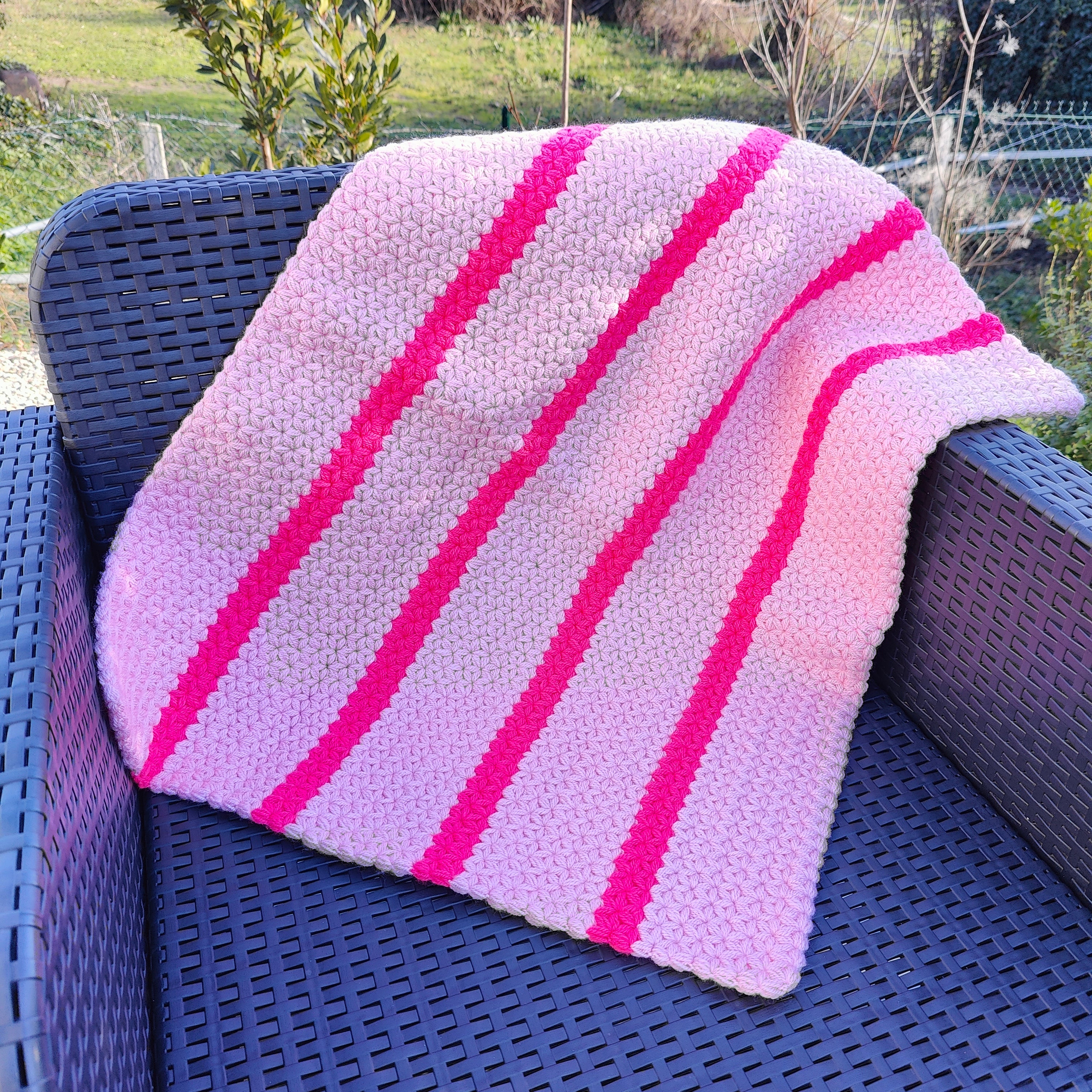 Couverture bébé fait main au crochet - Deux tons de rose - Taille 57 cm x 76 cm
