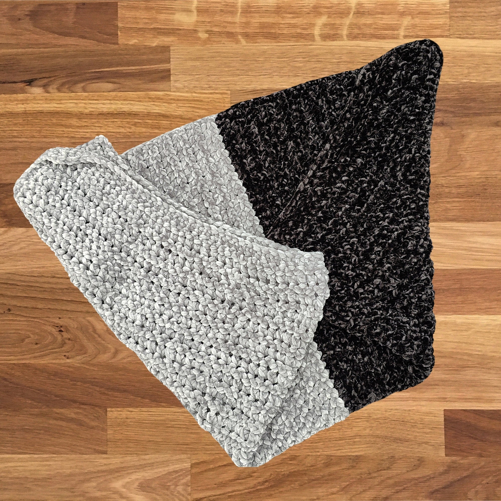 Couverture bicolore noir et gris au crochet pour bébé