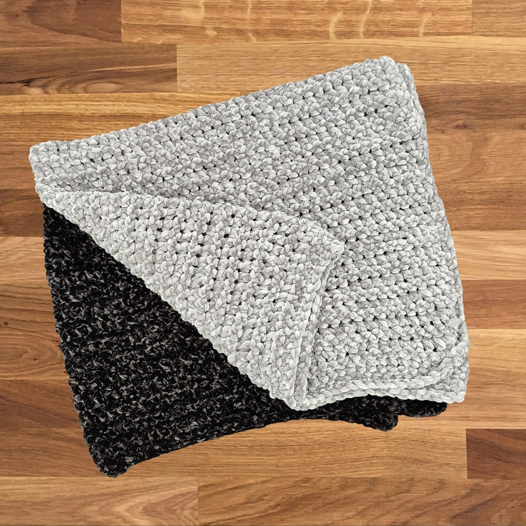 Couverture bicolore noir et gris au crochet pour bébé