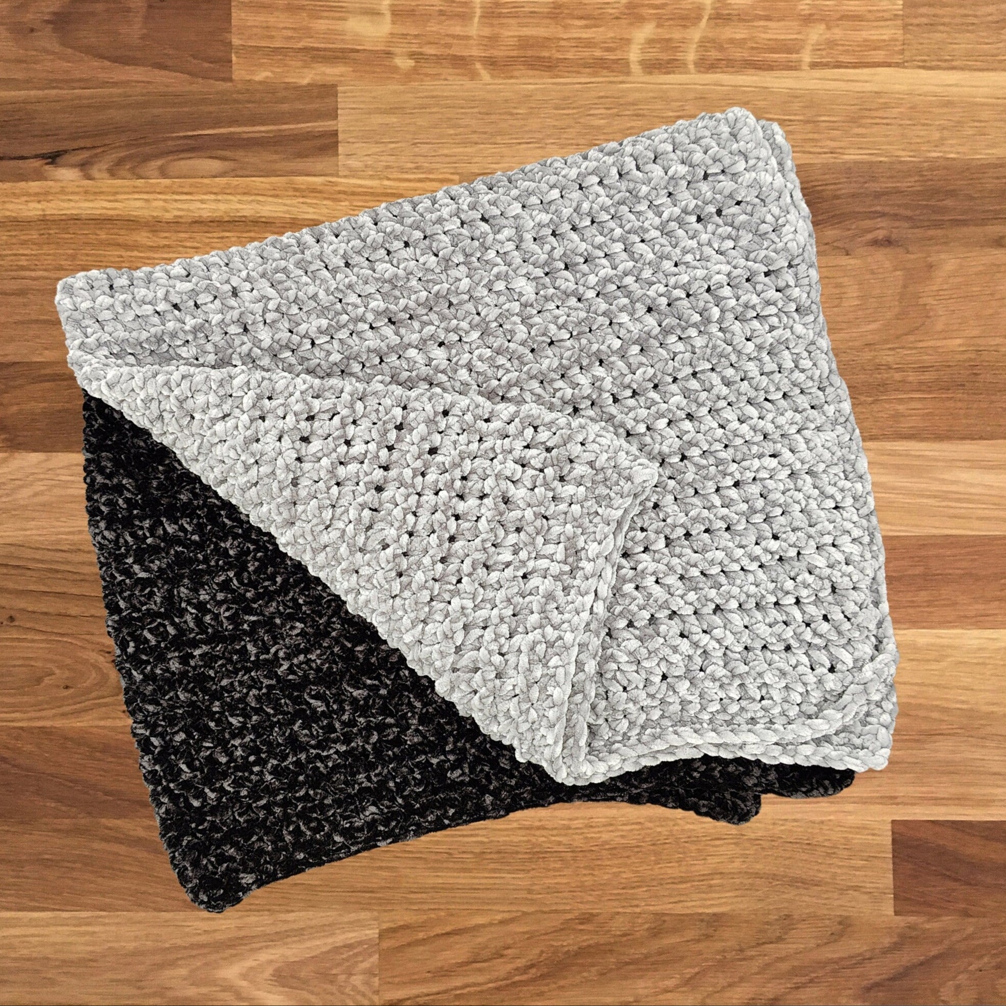 Couverture bicolore noir et gris au crochet pour bébé