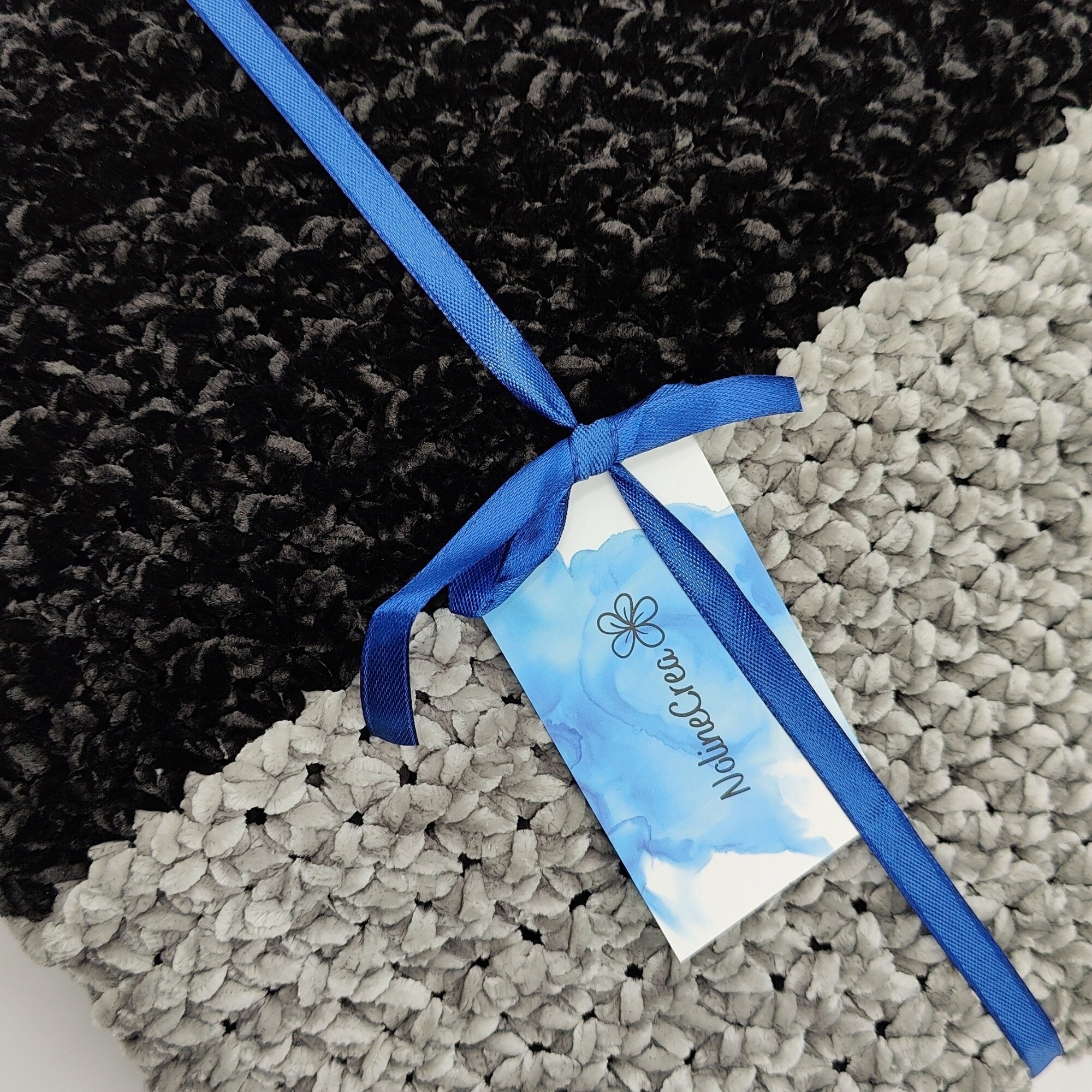Couverture bicolore noir et gris au crochet pour bébé