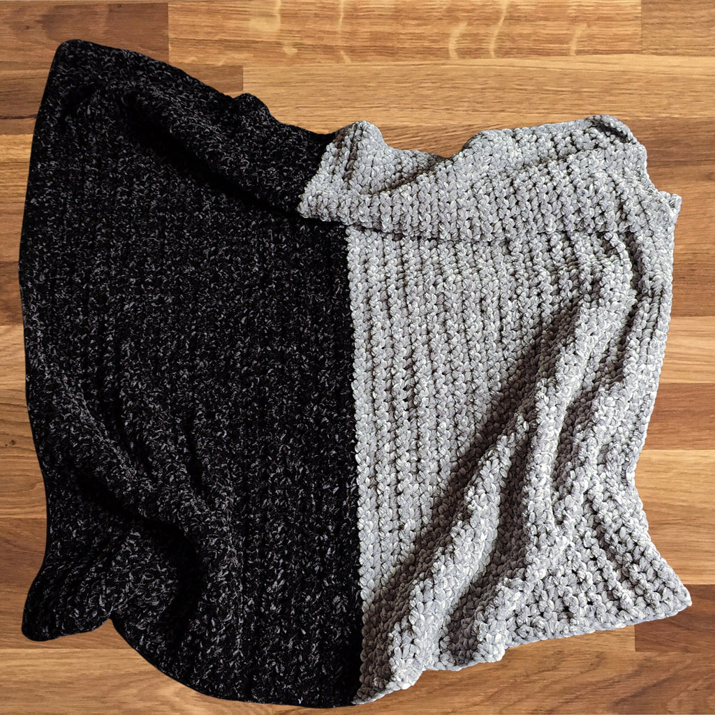 Couverture bicolore noir et gris au crochet pour bébé