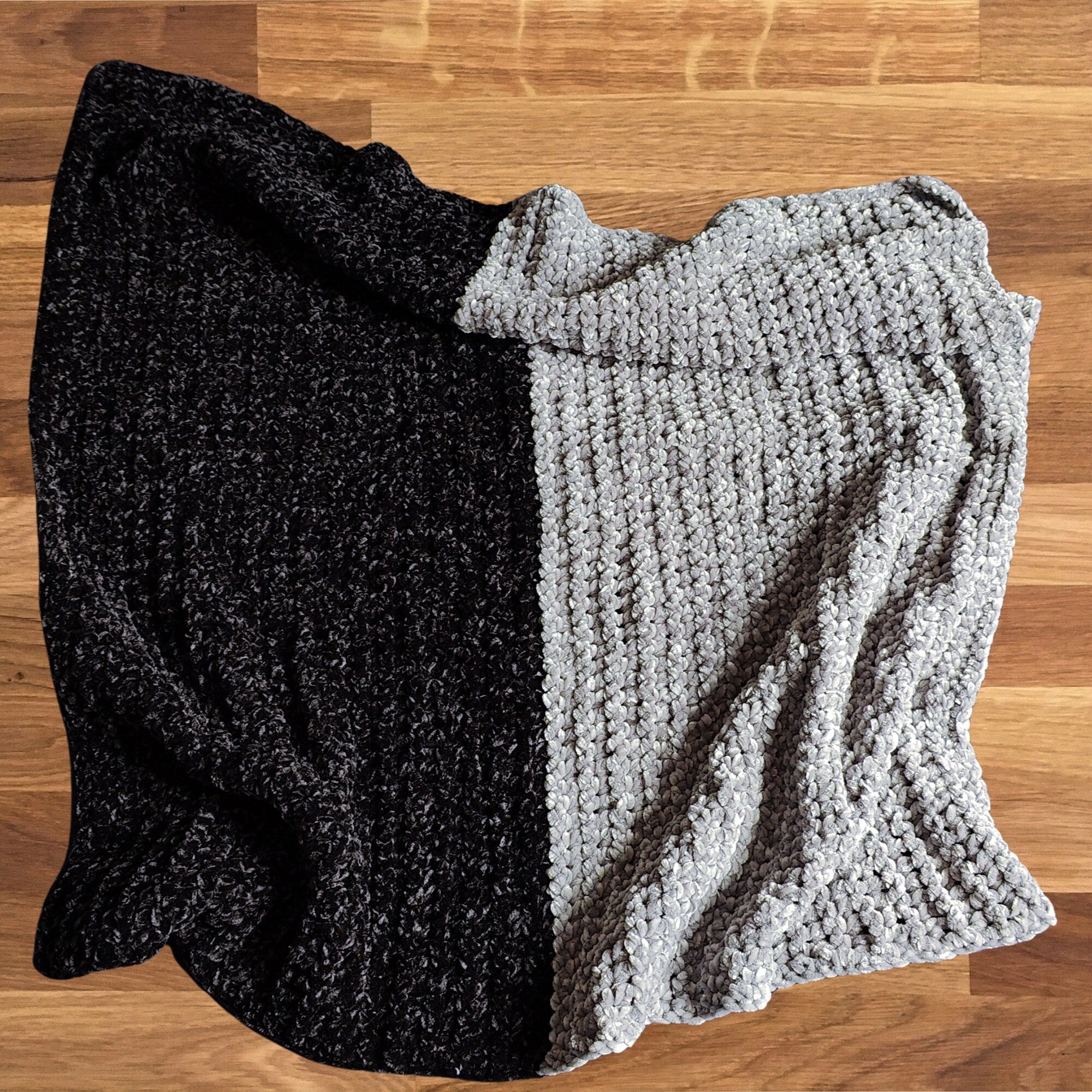 Couverture bicolore noir et gris au crochet pour bébé