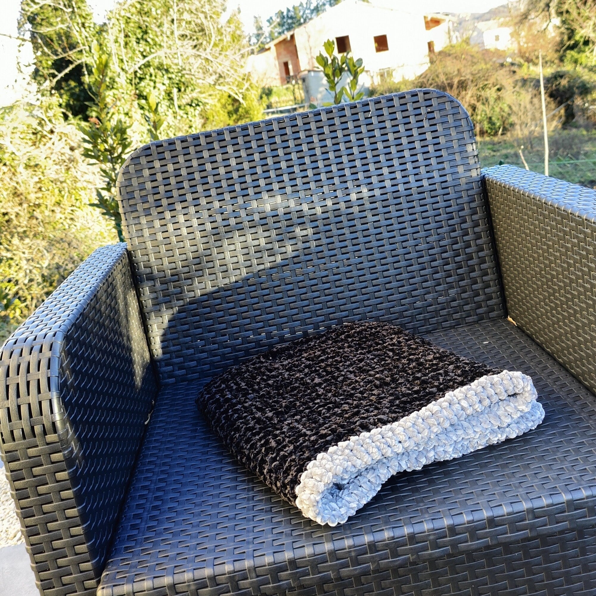Couverture bicolore noir et gris au crochet pour bébé
