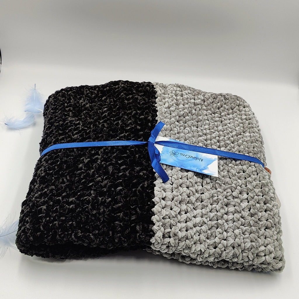 Couverture bicolore noir et gris au crochet pour bébé