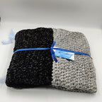 Couverture bicolore noir et gris au crochet pour bébé