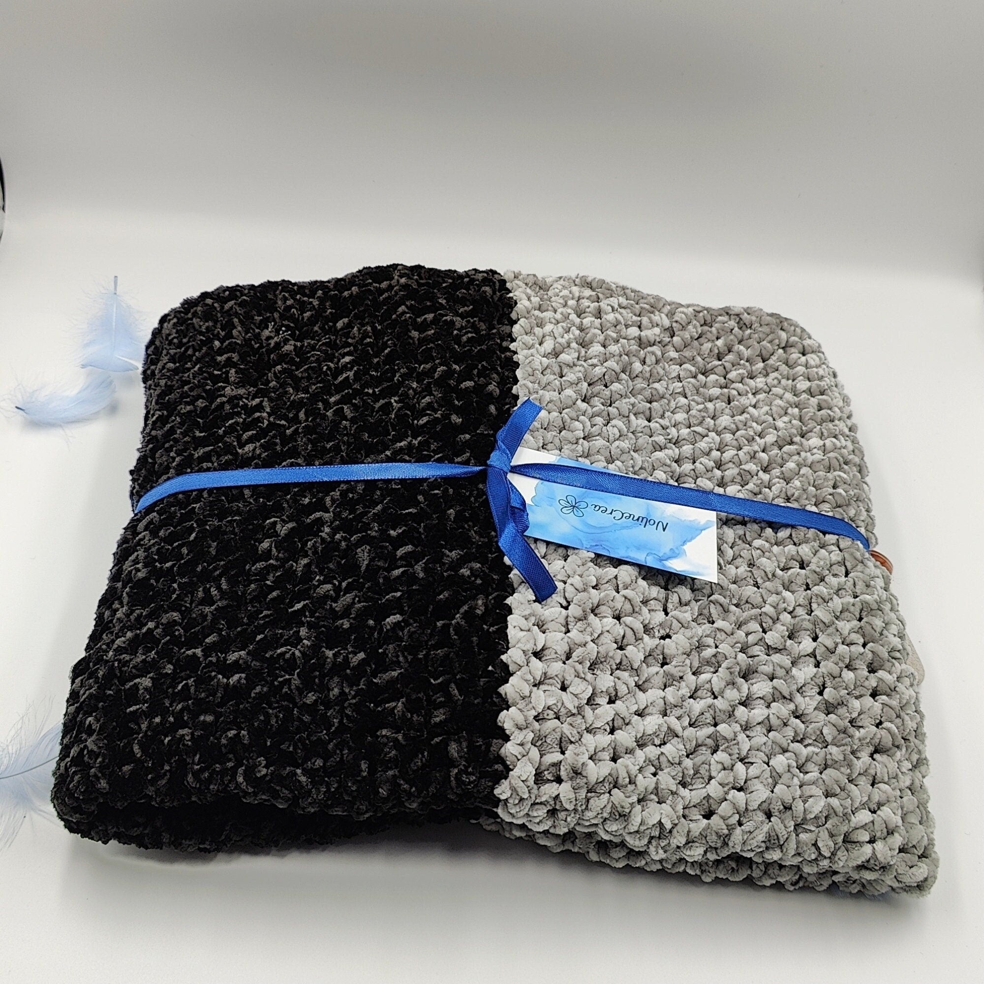 Couverture bicolore noir et gris au crochet pour bébé
