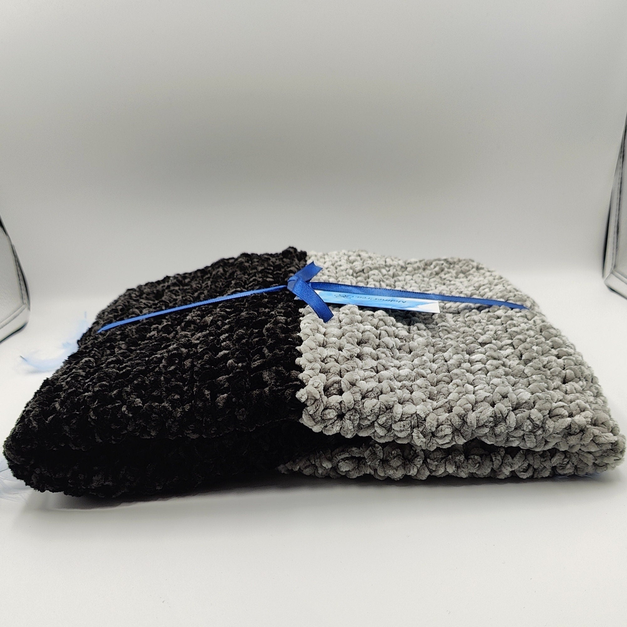 Couverture bicolore noir et gris au crochet pour bébé
