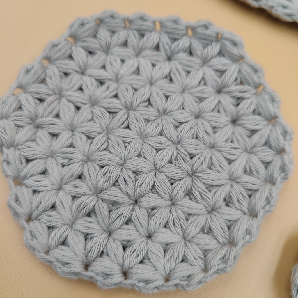 Lot de quatre dessous de verres/tasses grise au crochet