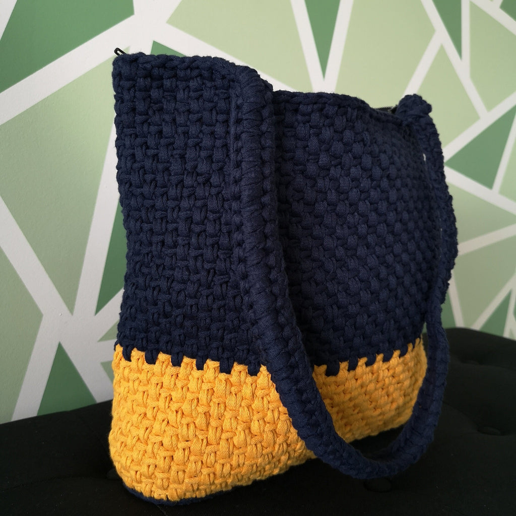 Grand sac porté épaule, fait main au crochet couleur bleu et jaune
