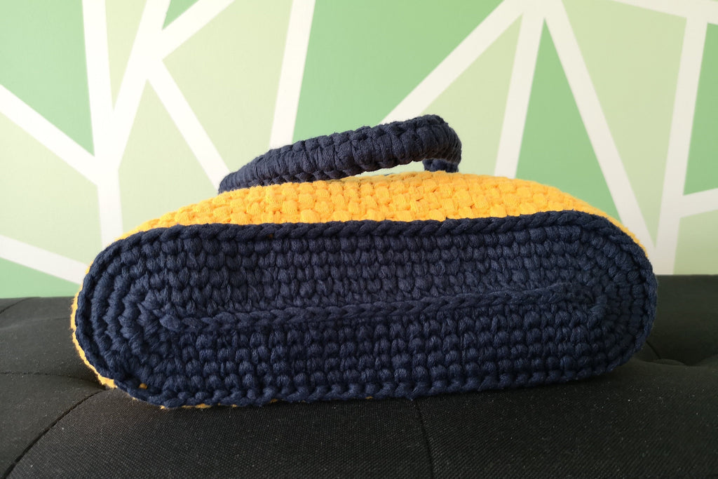 Grand sac porté épaule, fait main au crochet couleur bleu et jaune
