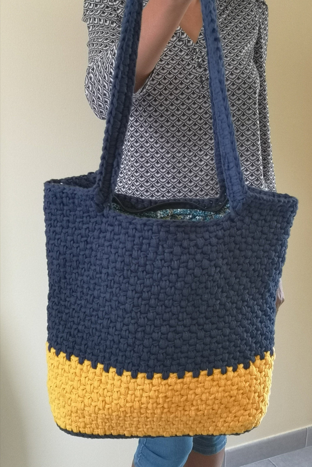 Grand sac porté épaule, fait main au crochet couleur bleu et jaune
