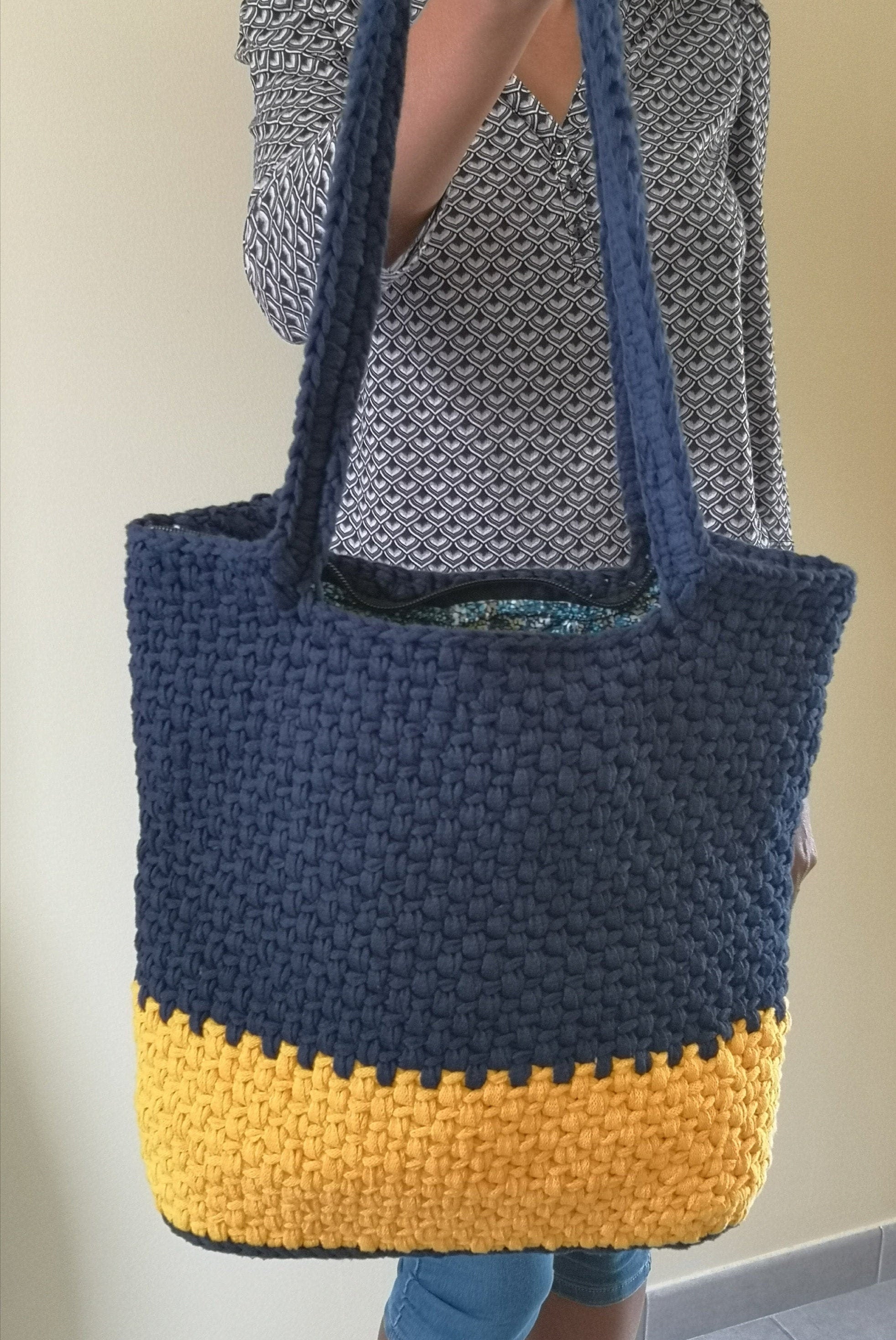 Grand sac porté épaule, fait main au crochet couleur bleu et jaune
