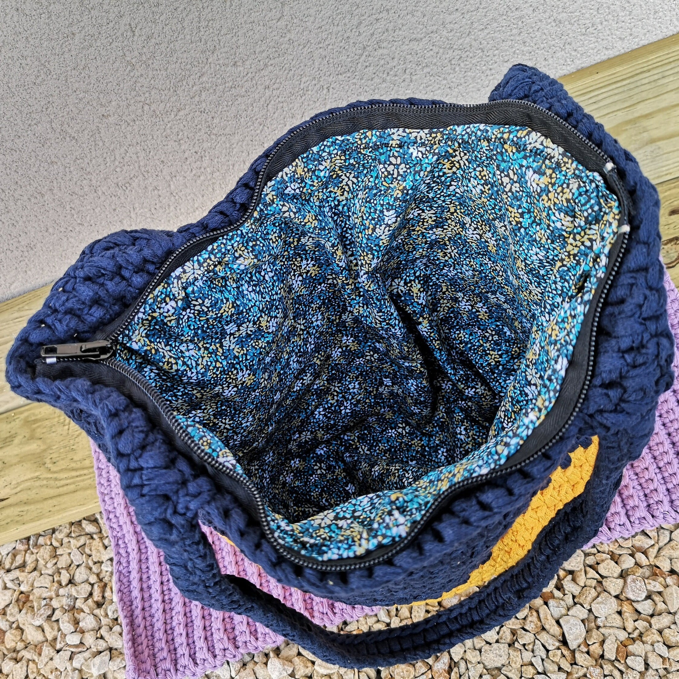 Grand sac porté épaule, fait main au crochet couleur bleu et jaune
