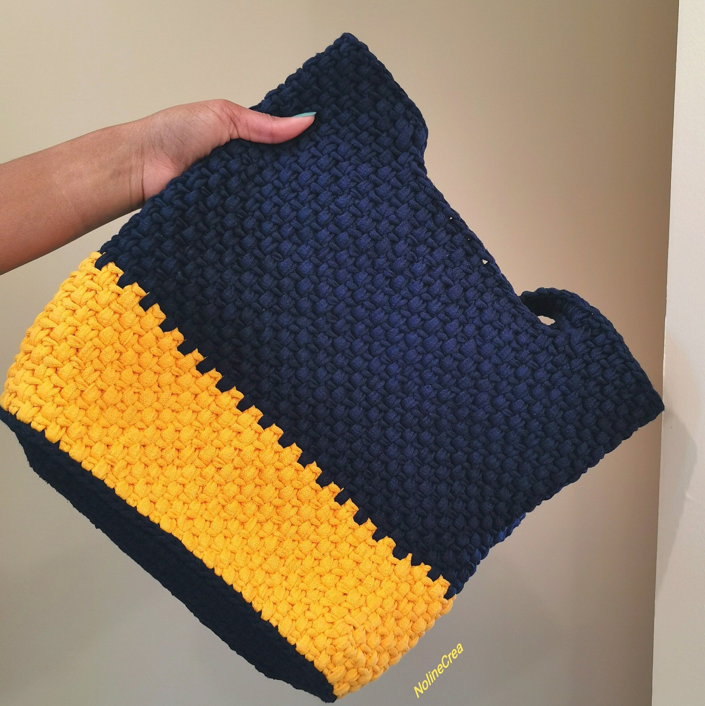 Grand sac porté épaule, fait main au crochet couleur bleu et jaune
