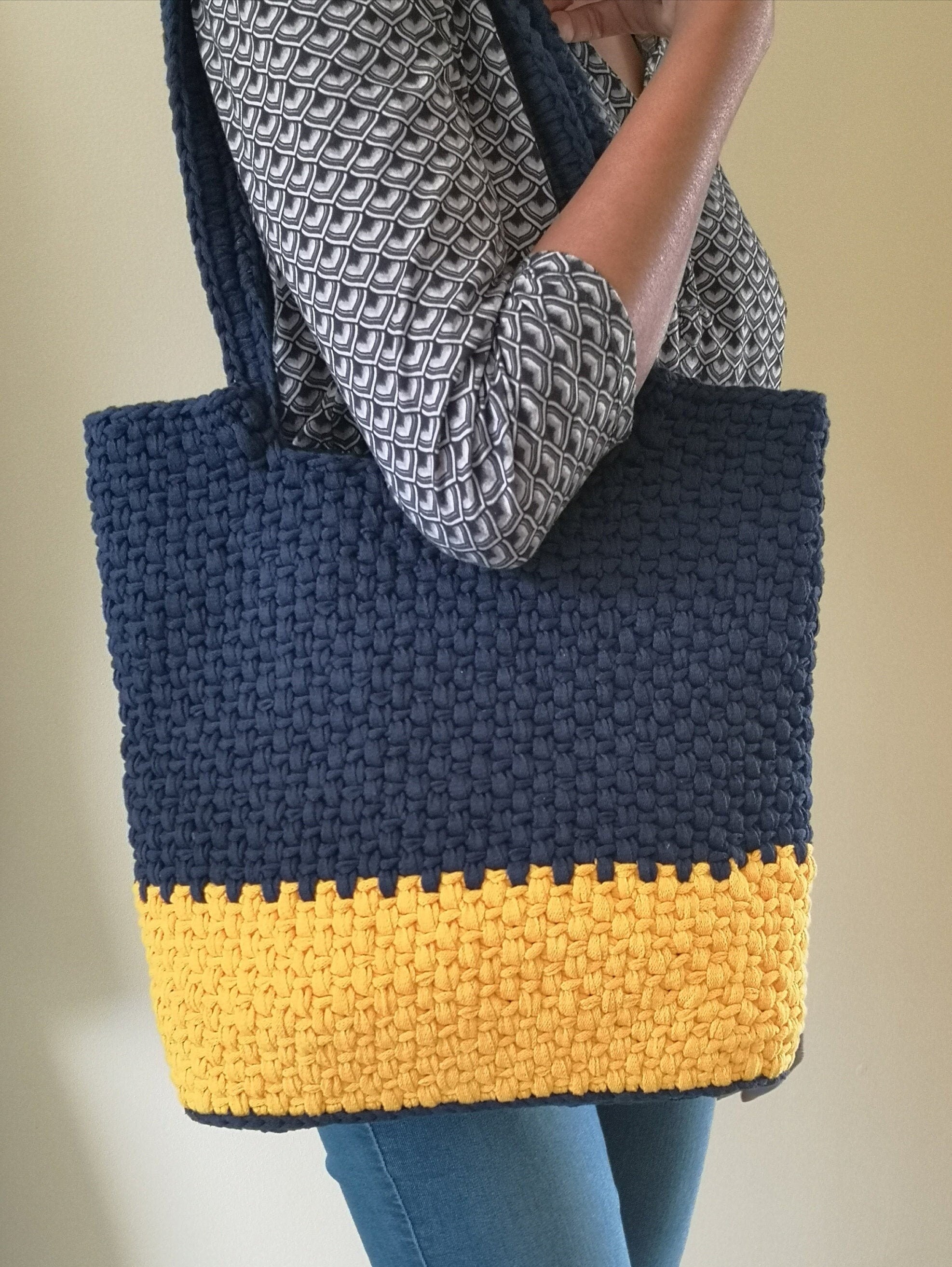 Grand sac porté épaule, fait main au crochet couleur bleu et jaune