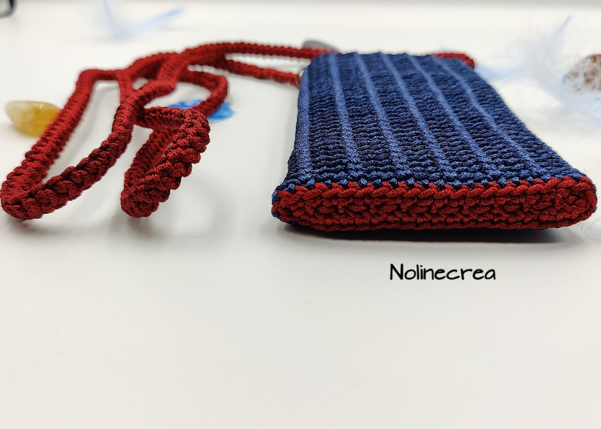 Housse de téléphone fait main au crochet, avec bandoulière rouge