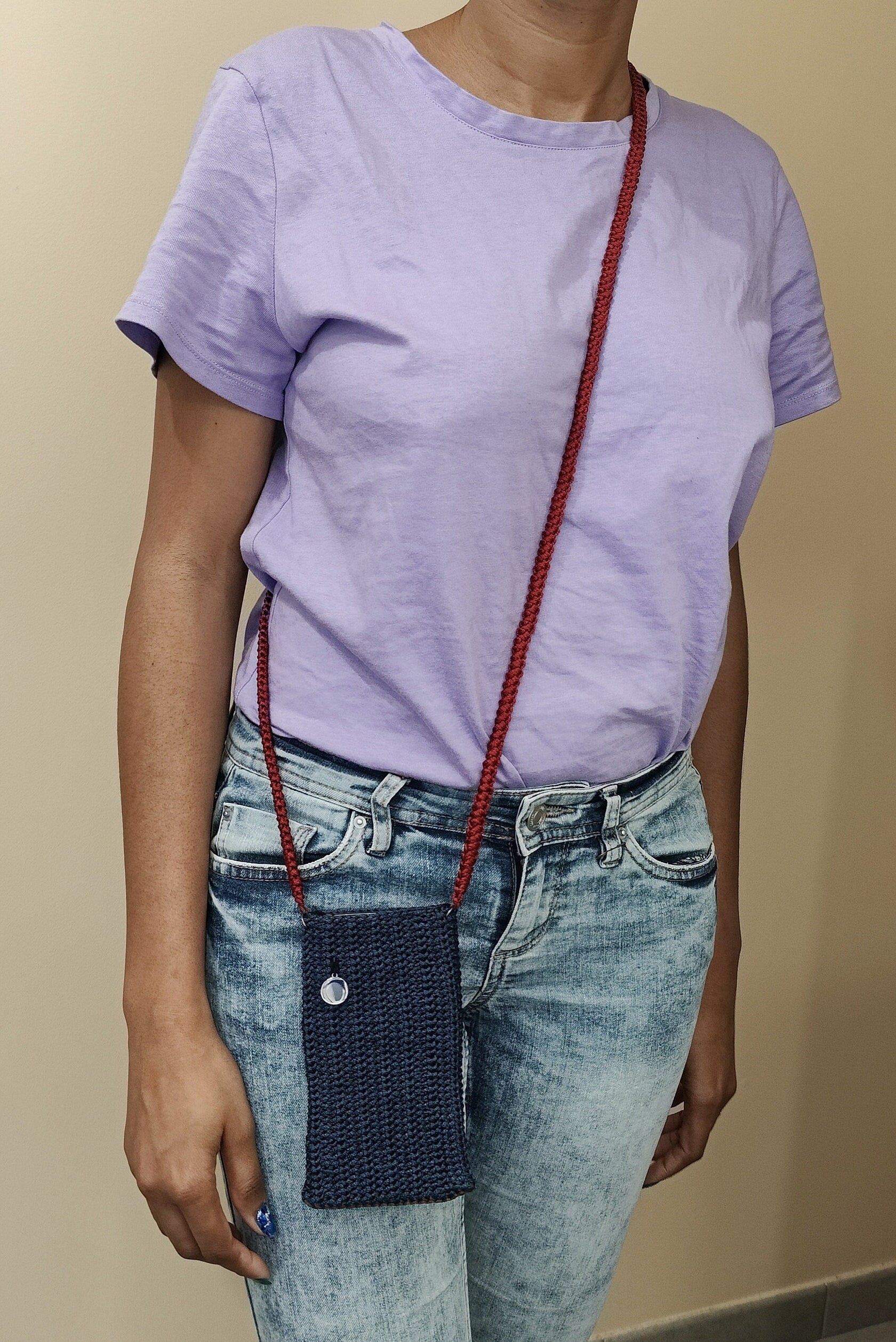 Housse de téléphone fait main au crochet, avec bandoulière rouge