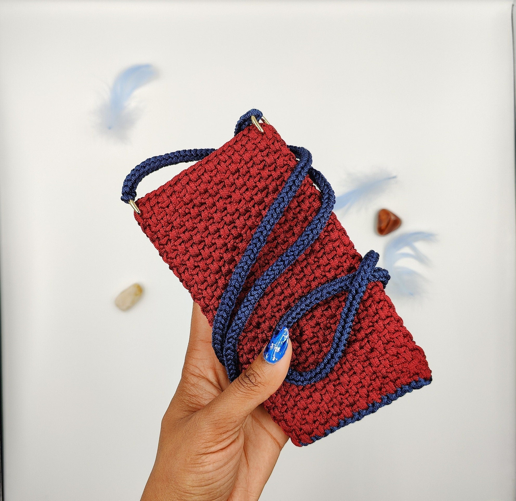 Petite housse au crochet rouge avec bandoulière crocheté bleu