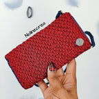 Petite housse au crochet rouge avec bandoulière crocheté bleu