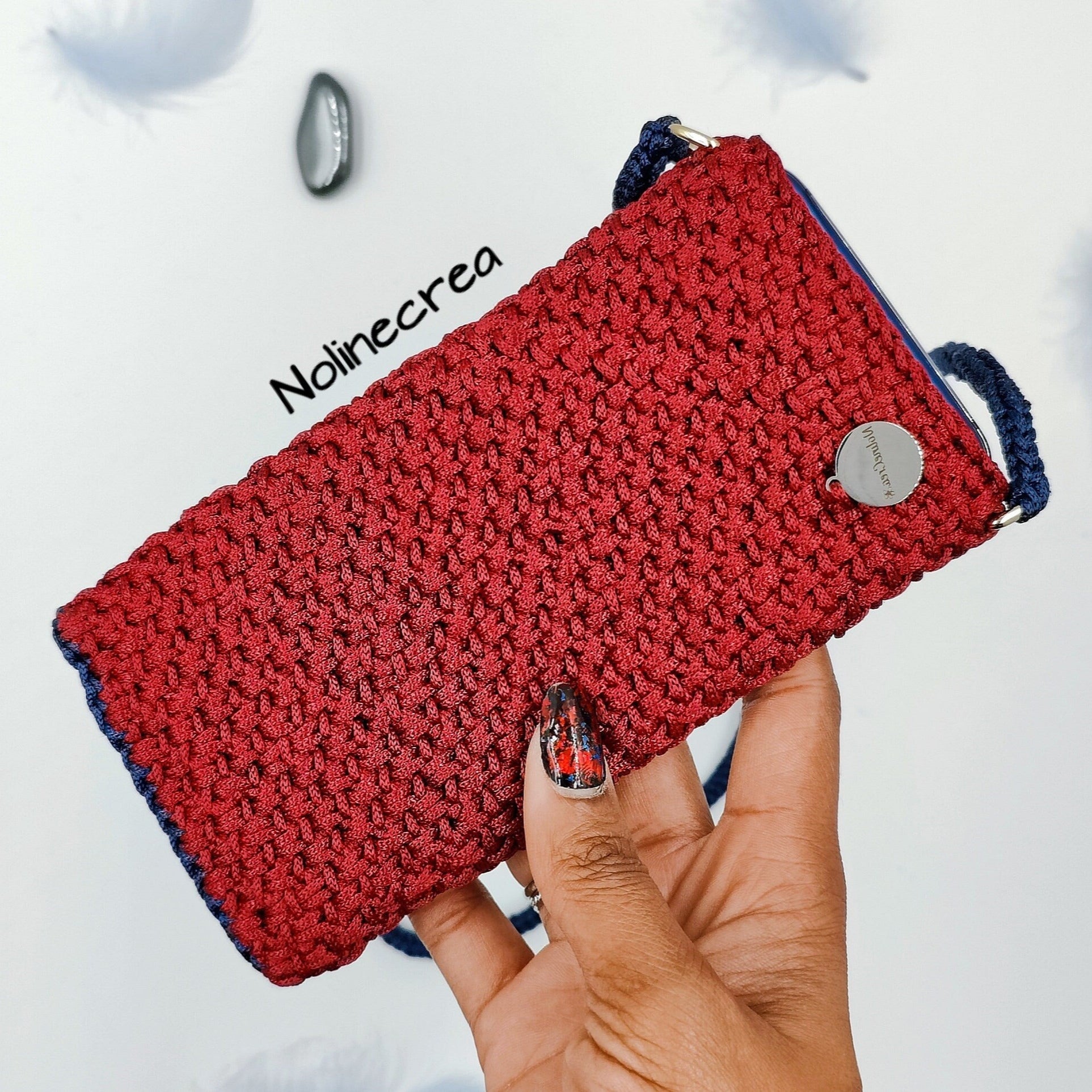 Petite housse au crochet rouge avec bandoulière crocheté bleu